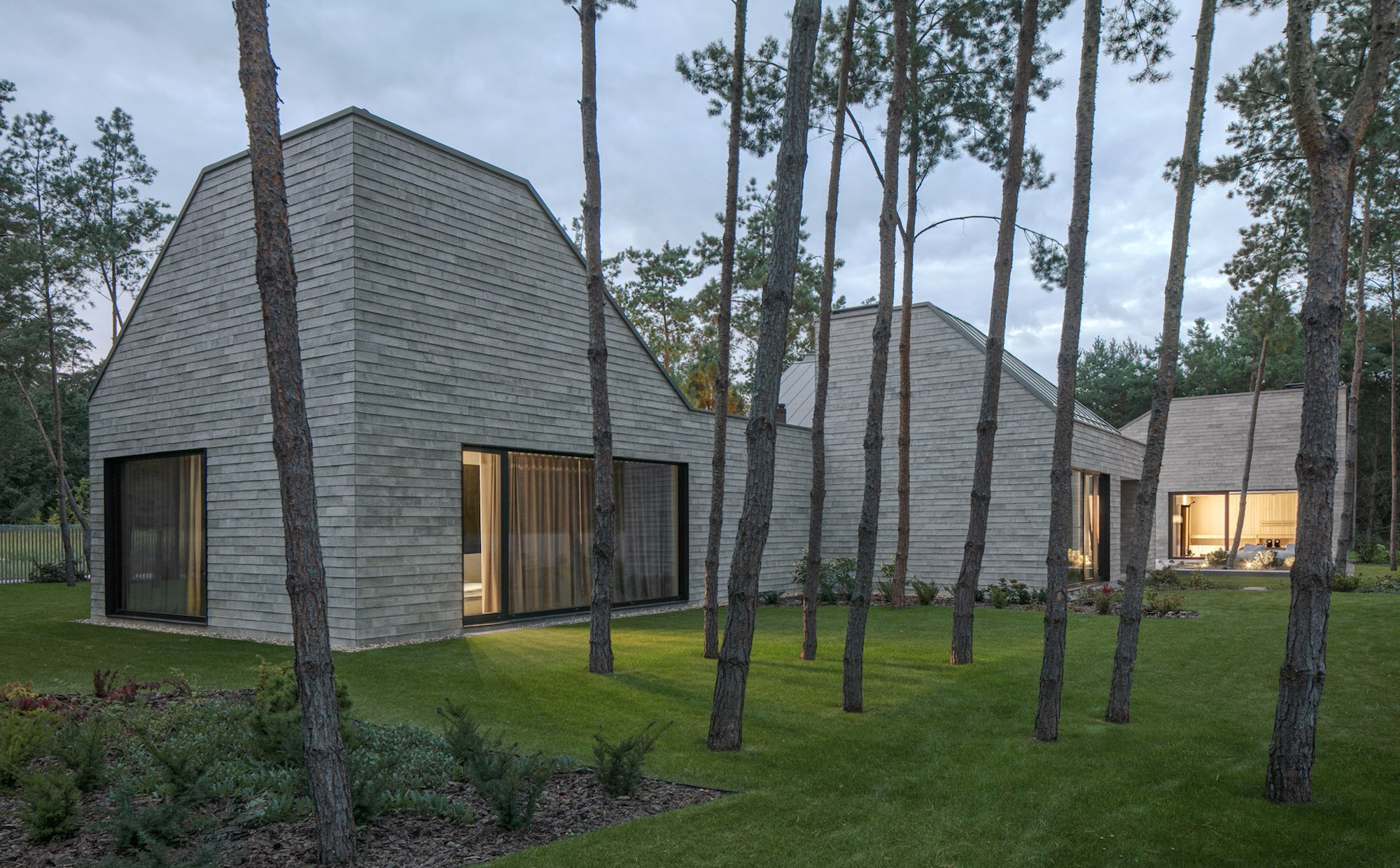 Dom ukryty w sosnowym lesie. Projekt polskich architektów łączy sprzeczności