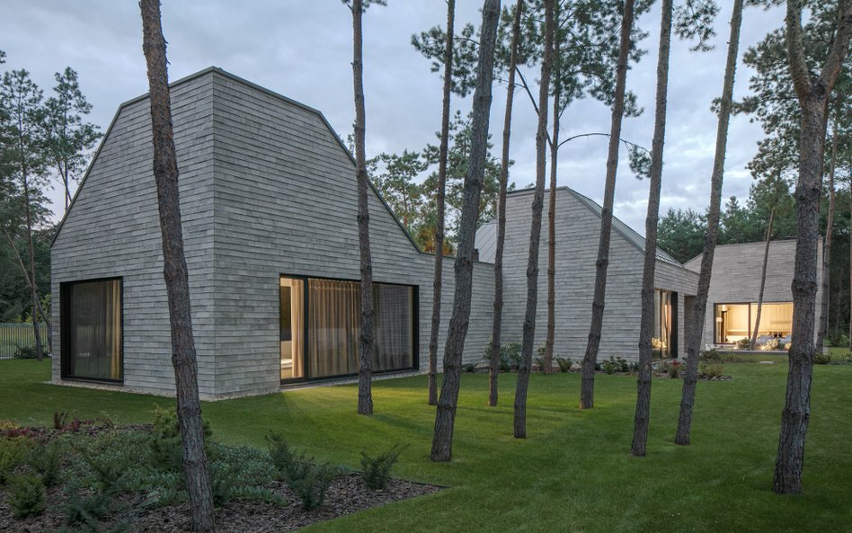 Trzy kuchnie, spa i winiarnia: Dom pod Poznaniem to projekt pracowni PL.architekci.