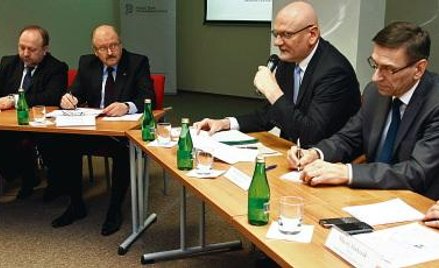 Od lewej: Anna Cieślak-Wróblewska, prowadząca debatę, Jarosław Neneman, doradca prezydenta RP, Broni