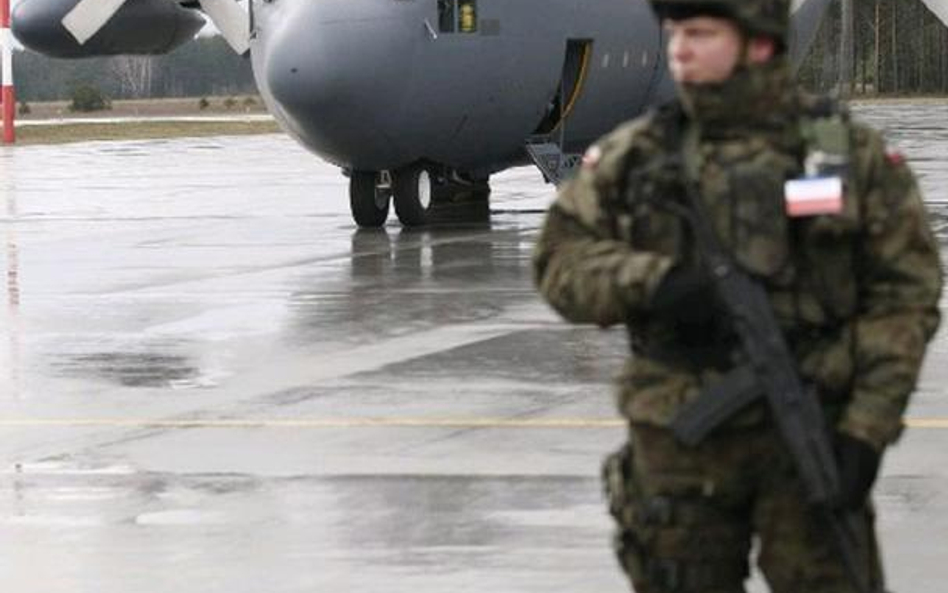 Konwoje z przestępcami wykorzystują m.in. transportowe Herculesy, takie jak ten na lotnisku w Powidz