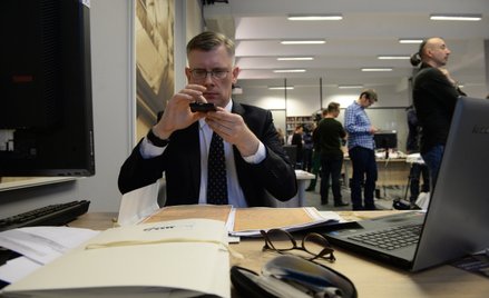 Historyk Sławomir Cenckiewicz w bibliotece Instytutu Pamięci Narodowej