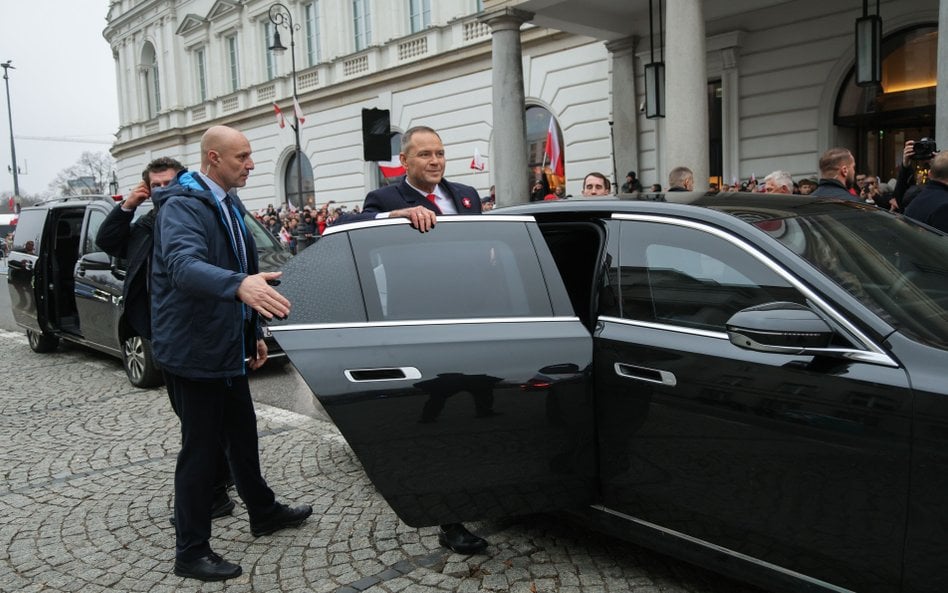 Karol Nawrocki jest wożony limuzynami SOP. Jego urzędnicy też będą jeździć komfortowo