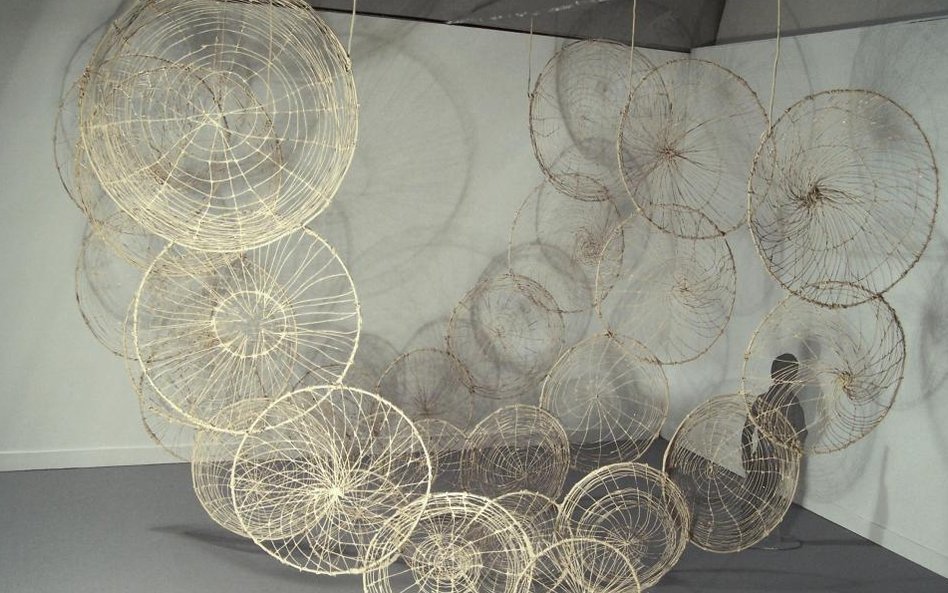 Mirosław Maszlanko, Membrany,2015, obiekt przestrzenny: kręgi drewniane, trawa, wosk (wizualizacja p