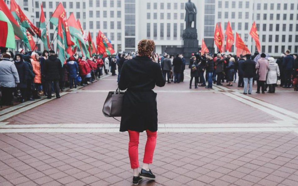 Uroczystości z okazji 101. rocznicy rewolucji październikowej w Mińsku.