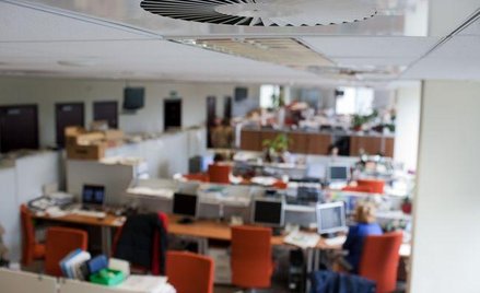 BHP: W miejscach pracy wyposażonych w klimatyzację lub mechaniczną wentylację należy uważać na to, a