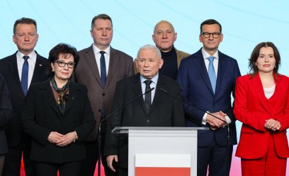 Prezes PiS i posłowie podczas oświadczenia w siedzibie ugrupowania przy ul. Nowogrodzkiej w Warszawi