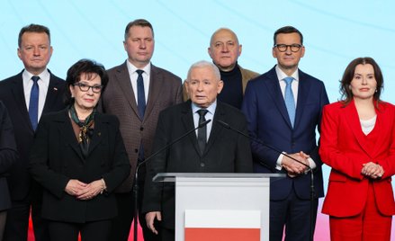 Prezes PiS i posłowie podczas oświadczenia w siedzibie ugrupowania przy ul. Nowogrodzkiej w Warszawi