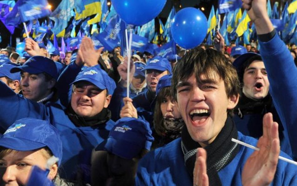 Zwolennicy Partii Regionów cieszą się z wygranej