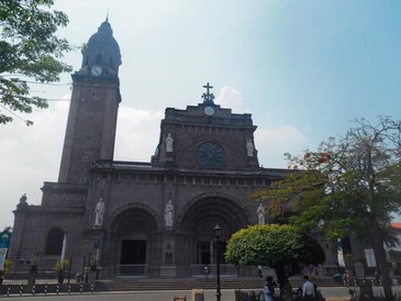 Katedra w Manili (u góry) została zburzona w 1945 r. i odbudowana w 1945 r. Katedra w Puerto Princes