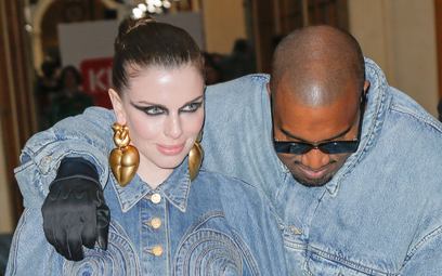 Julia Fox i Kanye West byli najbardziej obserwowaną parą tegorocznego tygodnia mody w Paryżu. Partne