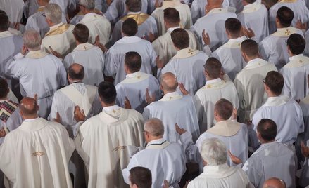 Polacy: Znieść celibat księży
