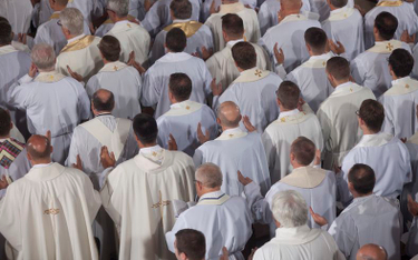 Polacy: Znieść celibat księży