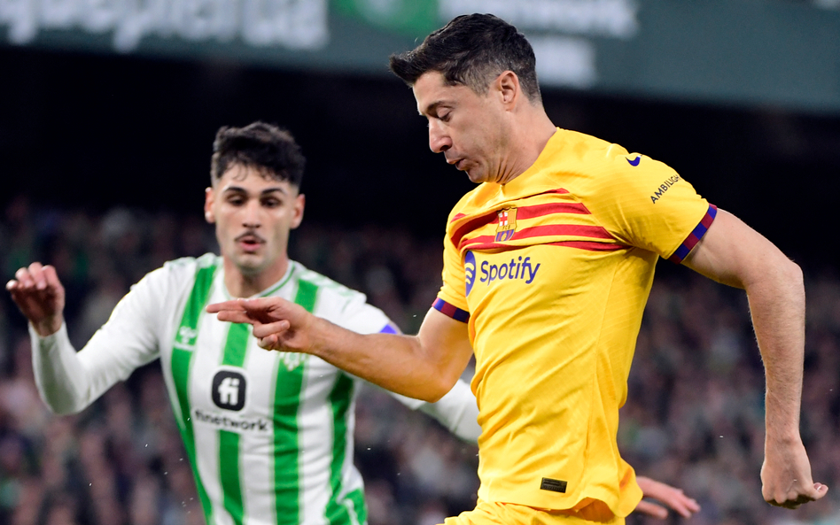 Robert Lewandowski (z prawej) zanotował słaby występ.