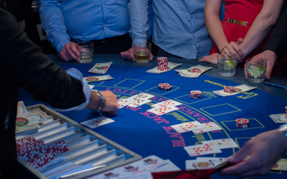 Sąd: drink dla hazardzisty nie da premii w podatkach