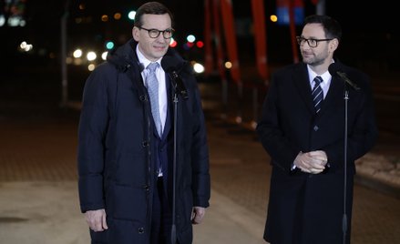 Premier Mateusz Morawiecki (L) i prezes zarządu PKN ORLEN Daniel Obajtek (P)