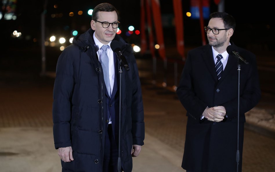 Premier Mateusz Morawiecki (L) i prezes zarządu PKN ORLEN Daniel Obajtek (P)