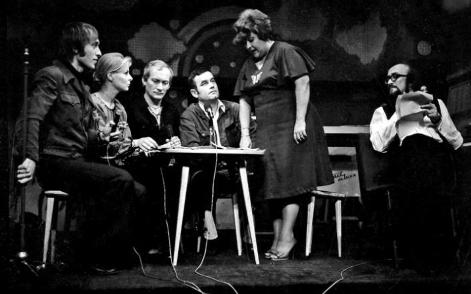 W scenie Kabaretu pod Egidą uczestniczą: Jonasz Kofta, Anna Nehrebecka, Wojciech Pszoniak, Jan Pietr