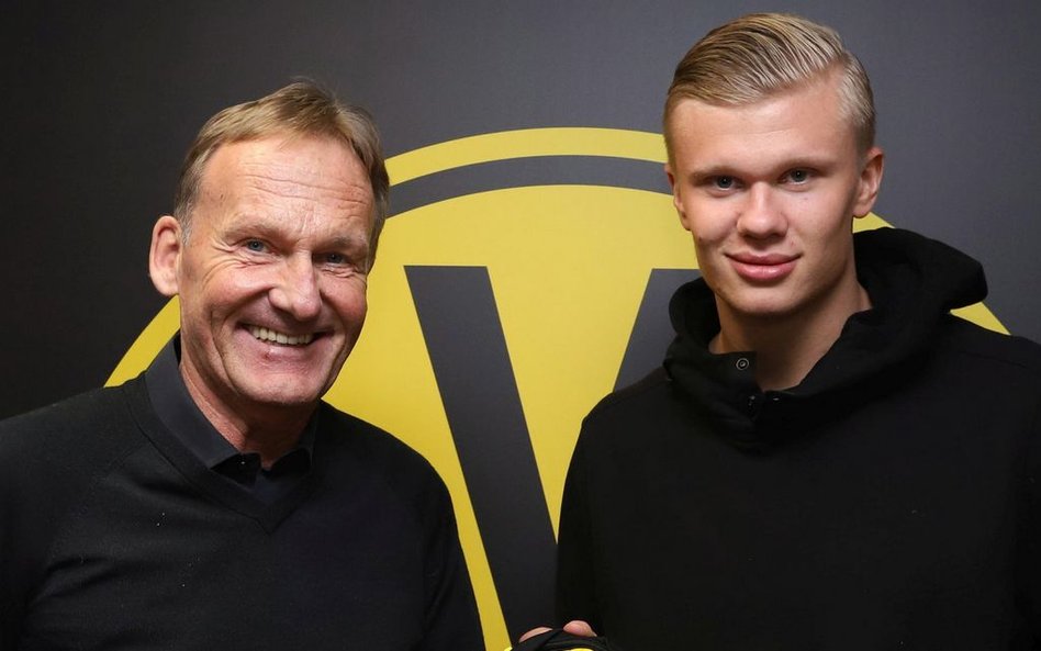 Dyrektor Borussii Hans-Joachim Watzke i Erling Haaland po podpisaniu kontraktu