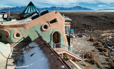 Earthship zbudowany w Nowym Meksyku przez Michaela Reynoldsa. W Polsce tego typu budownictwo raczkuj