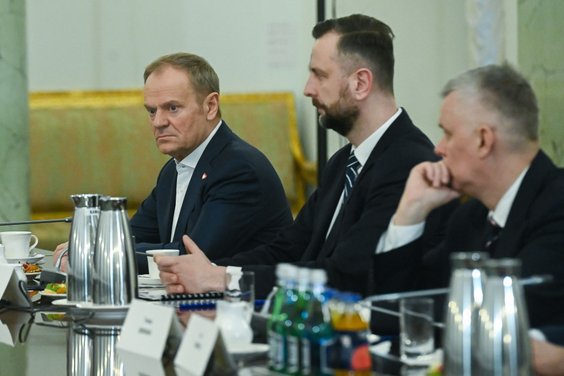 Premier Donald Tusk, wicepremier i minister obrony narodowej Władysław Kosiniak-Kamysz oraz minister