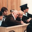 W 1988 r. John Demjanjuk (na zdjęciu: w okularach), obywatel USA pochodzenia ukraińskiego, były stra