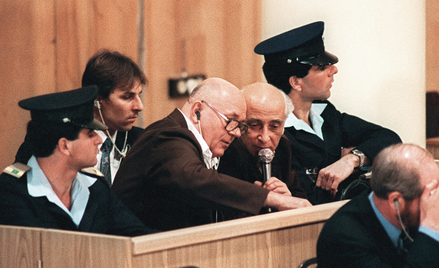 W 1988 r. John Demjanjuk (na zdjęciu: w okularach), obywatel USA pochodzenia ukraińskiego, były stra