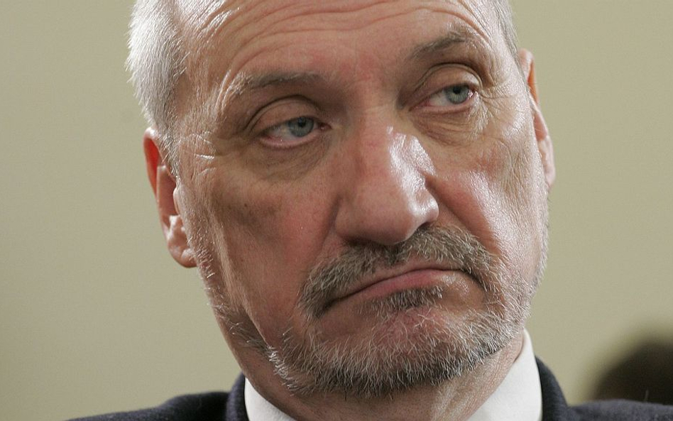 Macierewicz: Zamiast PKiN Kolumna Chwały z figurką Maryi