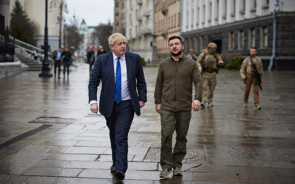 Boris Johnson i Wołodymyr Zełenski podczas spaceru po Kijowie