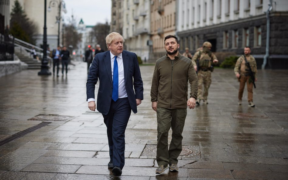 Boris Johnson i Wołodymyr Zełenski podczas spaceru po Kijowie