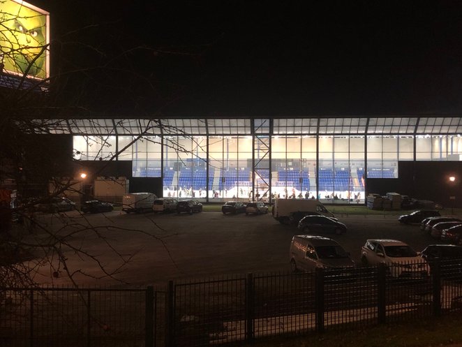 Hala Torwaru rozświetla okolicę podczas długich jesiennych wieczorów i zachęca do skorzystania z lod