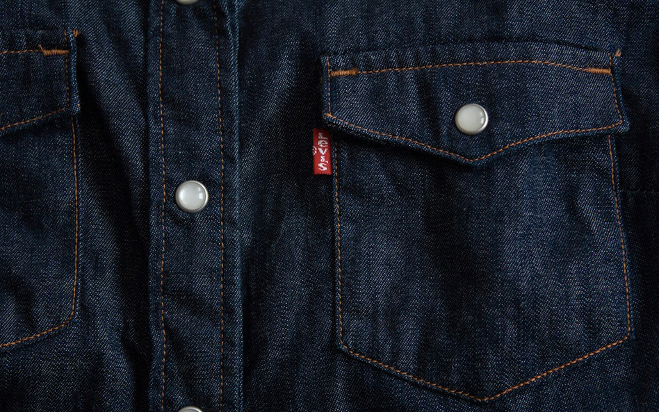 Czerwona wszywka jest znakiem zastrzeżonym firmy Levi Strauss.