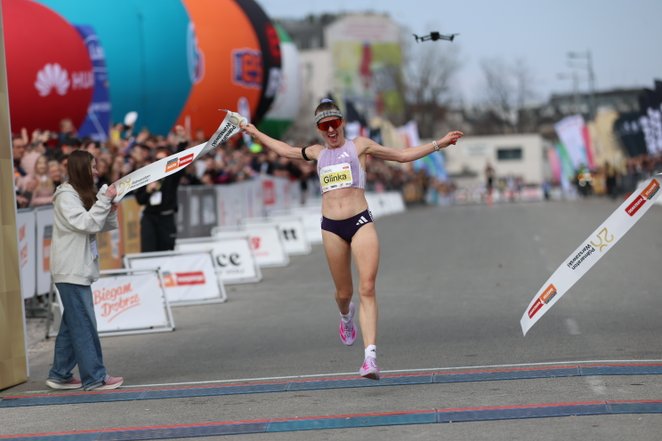 Małogrzata Glinka - pierwsza od 13 lat polska zwyciężczyni Półmaratonu Warszawskiego - wbiega na met