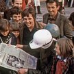 1978 rok Tłum gromadzi się wokół mężczyzny czytającego „Tygodnik Powszechny” z dużym tytułem „Habemu