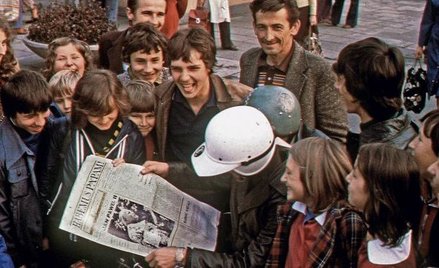1978 rok Tłum gromadzi się wokół mężczyzny czytającego „Tygodnik Powszechny” z dużym tytułem „Habemu