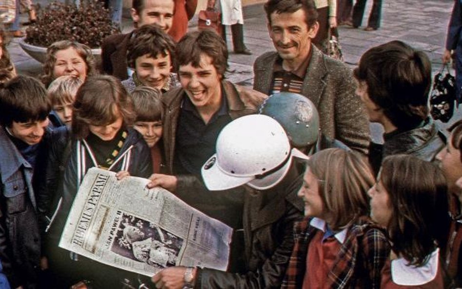 1978 rok Tłum gromadzi się wokół mężczyzny czytającego „Tygodnik Powszechny” z dużym tytułem „Habemu