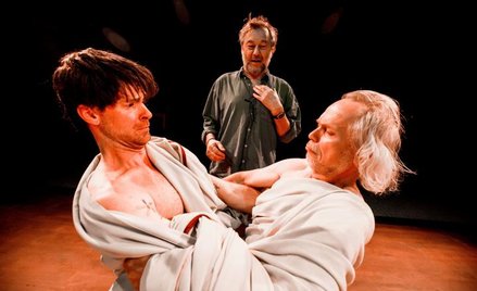 Próba „Wesela”. Reżyser Włodzimierz Staniewski w głębi