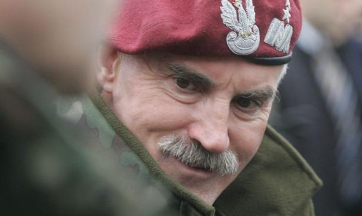 Умер польский генерал. Генерал Бенек. Польский генерал Бенек. Генерал в отставке.