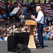 Kandydat demokratów Joe Biden na wiecu przedwyborczym – uczestnicy obserwują go z oddalenia