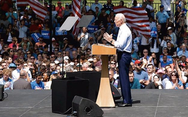 Kandydat demokratów Joe Biden na wiecu przedwyborczym – uczestnicy obserwują go z oddalenia