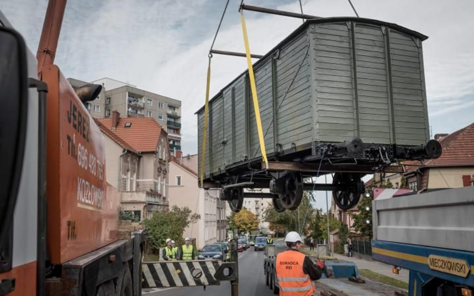 Zabytkowy wagon w drodze do skansenu