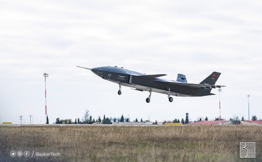 Prototyp tureckiego odrzutowego bezzałogowca Bayraktar Kızılelma startuje do pierwszego lotu.