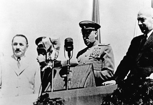 Od lewej widoczni: prezydent RP Bolesław Bierut, marszałek Polski Konstanty Rokossowski i ówczesny p