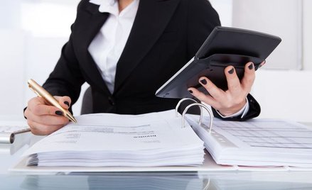 Ksiegowej zwolnionej po konflikcie należy się odszkodowanie i odprawa