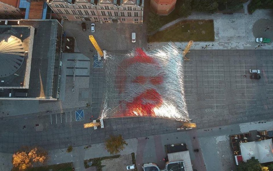 Instalację "Koncert na wstążki" przez dwa tygodnie będzie można oglądać na Targu Węglowym w Gdańsku.