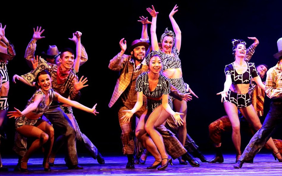 "Crazy for You" rozgrywa się w nietypowym, jak na musical, pejzażu, czyli na pustyni w Nevadzie. Tea