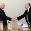 Uścisk dłoni przed środowym spotkaniem Leszka Millera i Jarosława Kaczyńskiego (z nim Mariusz Błaszc