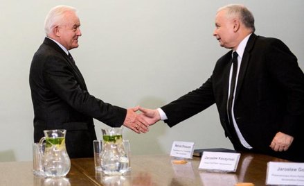 Uścisk dłoni przed środowym spotkaniem Leszka Millera i Jarosława Kaczyńskiego (z nim Mariusz Błaszc