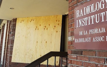 Pozabijane drzwi i okna na ulicach największego miasta Florydy