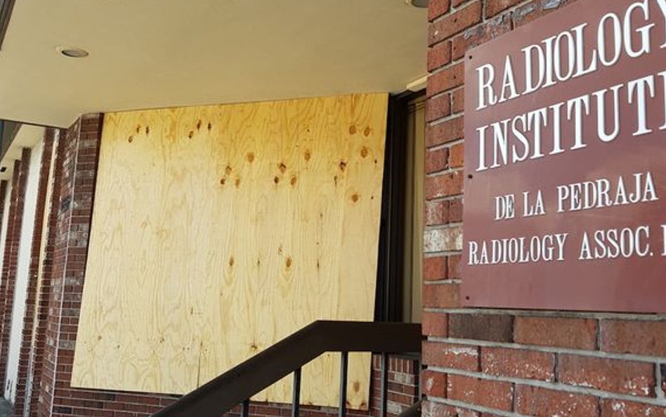 Pozabijane drzwi i okna na ulicach największego miasta Florydy