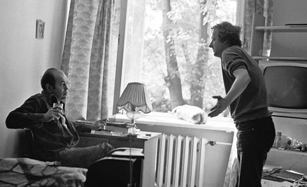 Jacek Kuroń i Adam Michnik w mieszkaniu Kuronia, wrzesień 1980